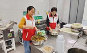 宁县多部门联合开展“重阳暖饺香 情系环卫工—一份热乎饭 温暖一座城”主题活动