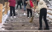 破冰清雪 暖途护行——优山美地业主志愿者清扫上山踏步道路