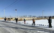瓦斜干群齐上阵 扫雪除冰保通畅