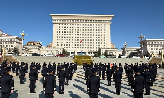 宁县公安局举行庆祝2026年中国人民警察节迎警旗宣誓暨民警荣誉退休仪式