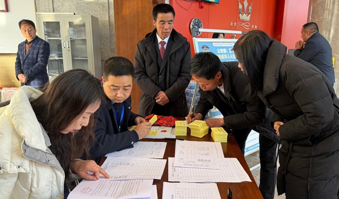 出席宁县第十八届人民代表大会第五次会议的人大代表向大会报到